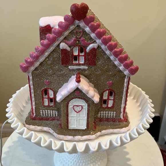Cupcakes and Cashmere Gingerbread Valentine’s Day House. - Picture 1 of 8